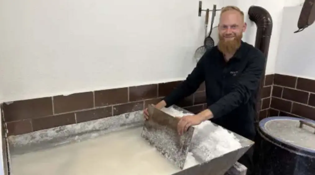 Kurt Korte schöpft die Salzkristalle mit der Hand aus der Siedepfanne